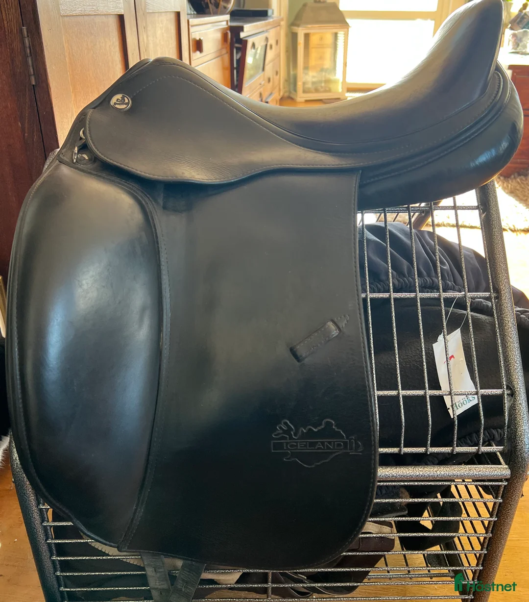 Sadlar hästutrustning till salu: Prestige D1 Island säljes. i Täby - Annons 1