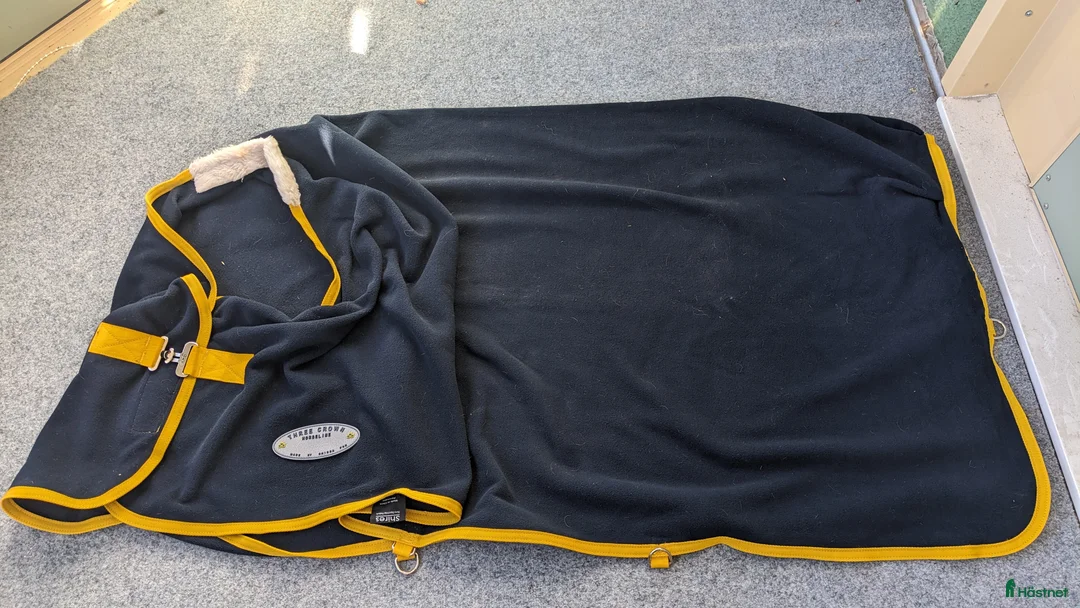 Täcken hästutrustning till salu: Olika täcke  - Annons 2