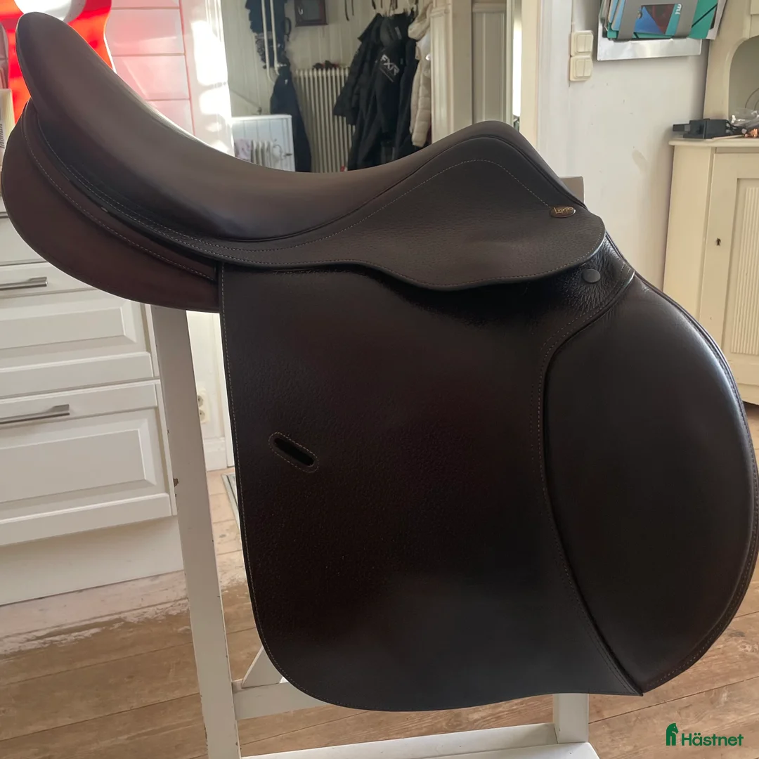 Sadlar hästutrustning till salu: Lippo Enzo Hoppsadel 17,5 i Storuman - Annons 2