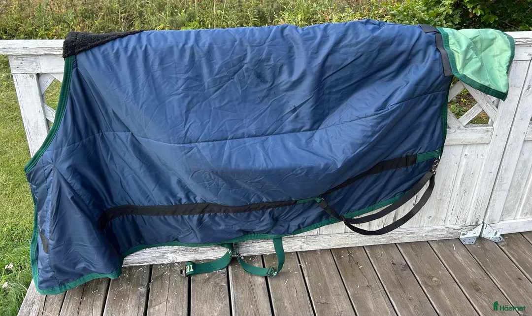 Täcken hästutrustning till salu: Fodrat täcke - Annons 2