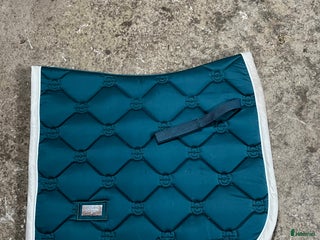 Schabrak & Vojlockar hästutrustning till salu: Dressyrschabrak i Köping - Annons 1