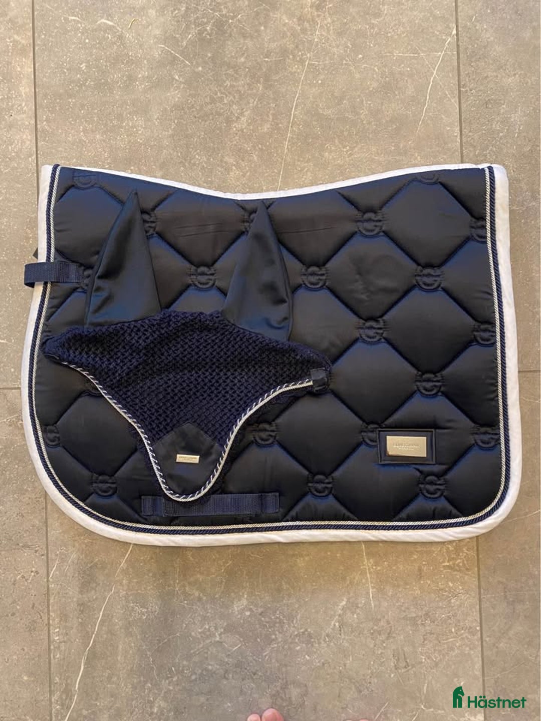 Schabrak & Vojlockar hästutrustning till salu: Equestrian Stockholm hoppschabrak och huva, FULL i Norrköping - Annons 1