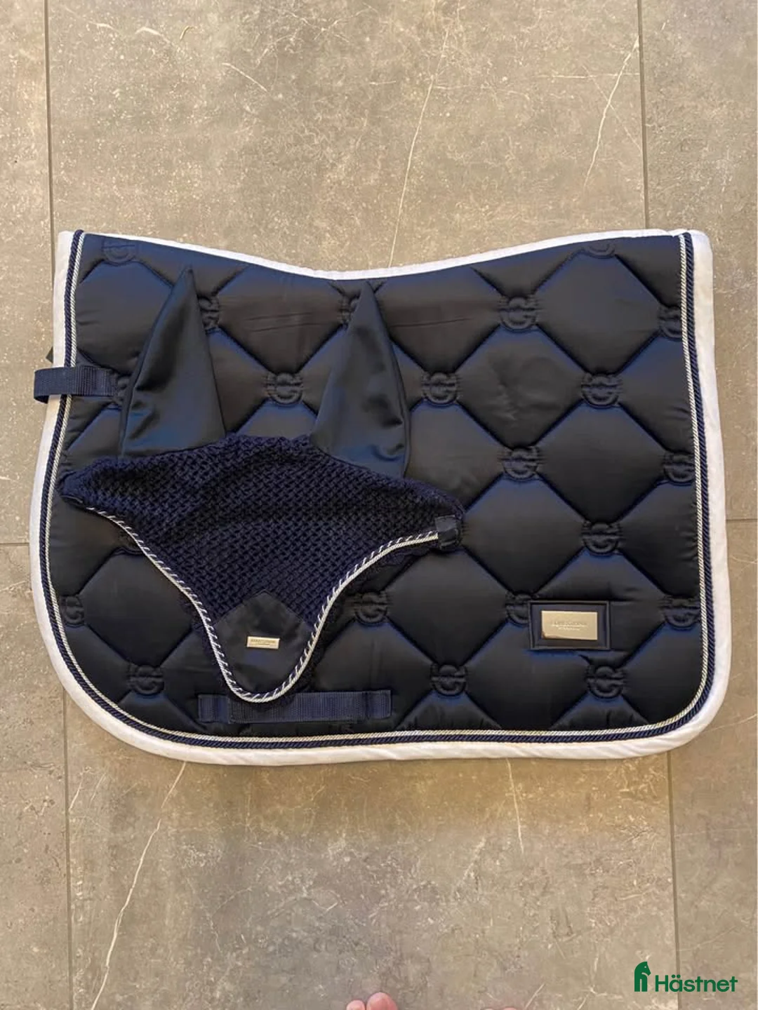 Schabrak & Vojlockar hästutrustning till salu: Equestrian Stockholm hoppschabrak och huva, FULL i Norrköping - Annons 1