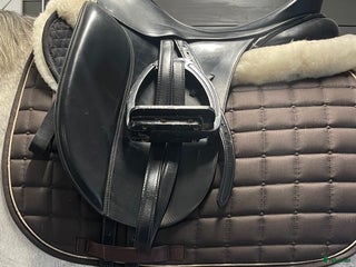 Sadlar hästutrustning till salu: Bates Caprilli 17 tum Dressyrsadel i Sollebrunn - Annons 10