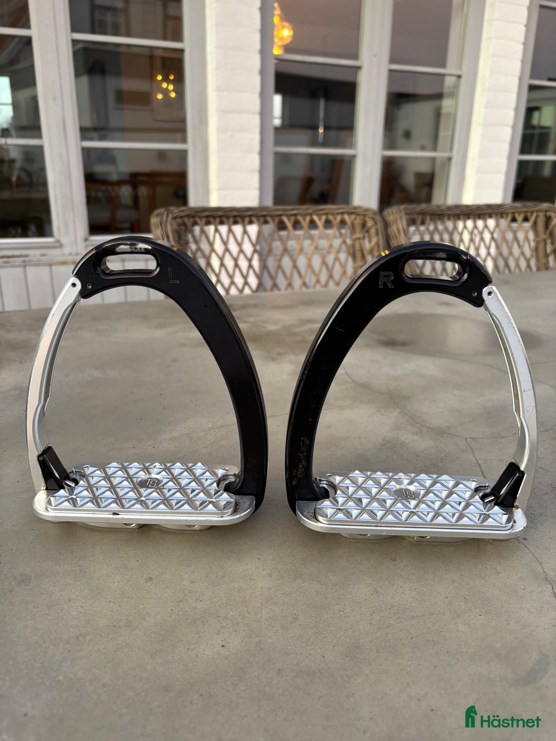 Stigbyglar hästutrustning till salu: Fina Tech Stirrups stigbyglar Svart/Silver i Viken - Annons 1