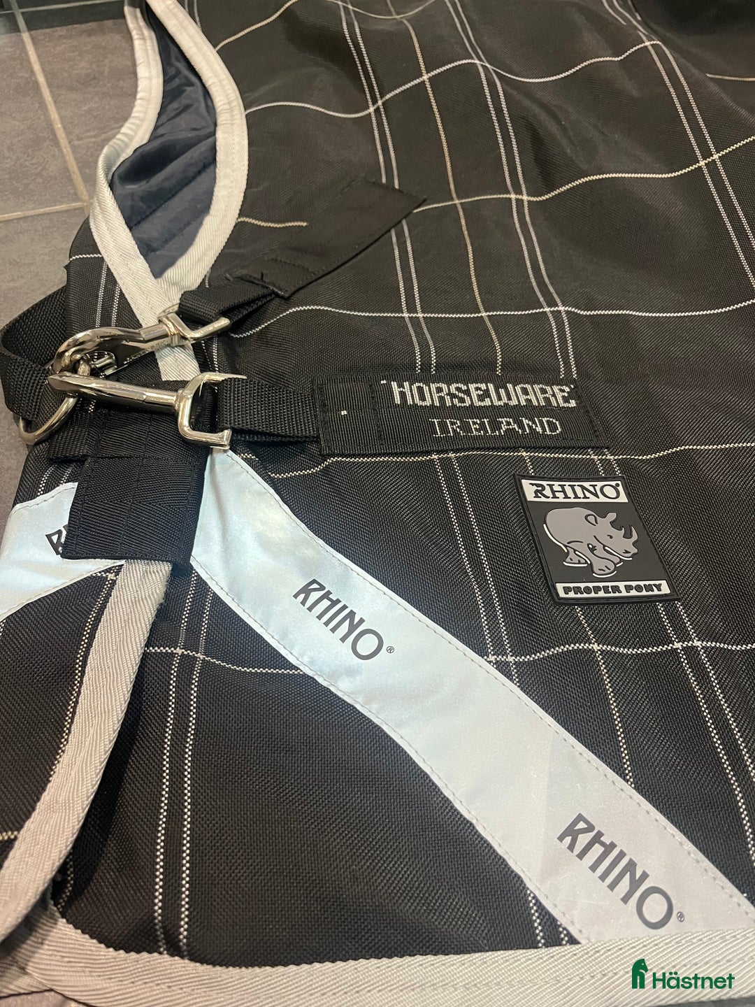 Täcken hästutrustning till salu: Nyskick! Horseware Rhino Pony Wug 100 gram i Väckelsång - Annons 4