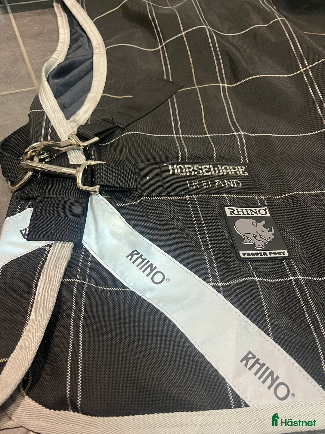 Täcken hästutrustning till salu: Nyskick! Horseware Rhino Pony Wug 100 gram i Väckelsång - Annons 4