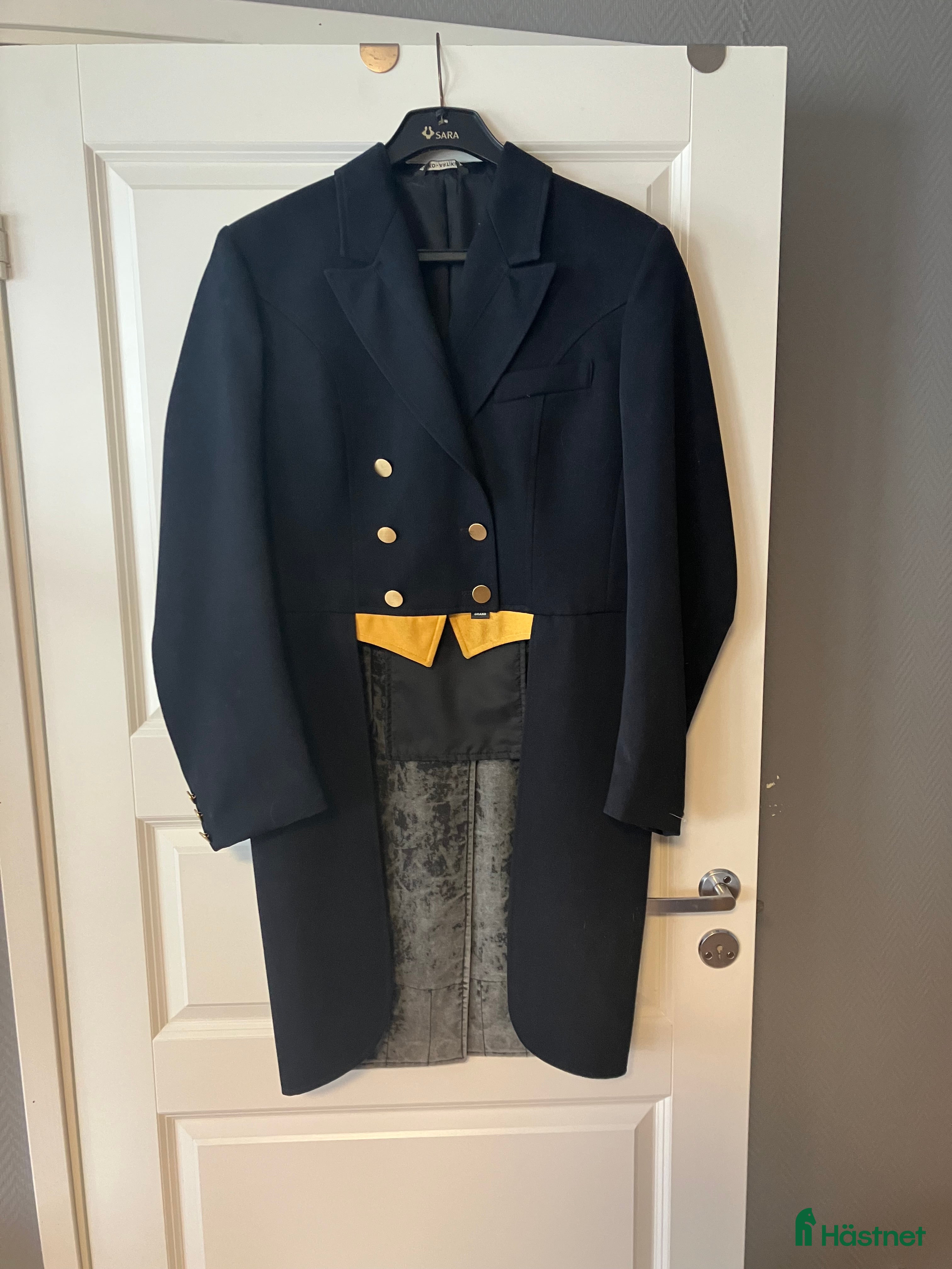 Jackor & Kavajer ryttarutrustning till salu: Fin mörkblå Dressyrfrack aldrig använd. i Kågeröd - Annons 14