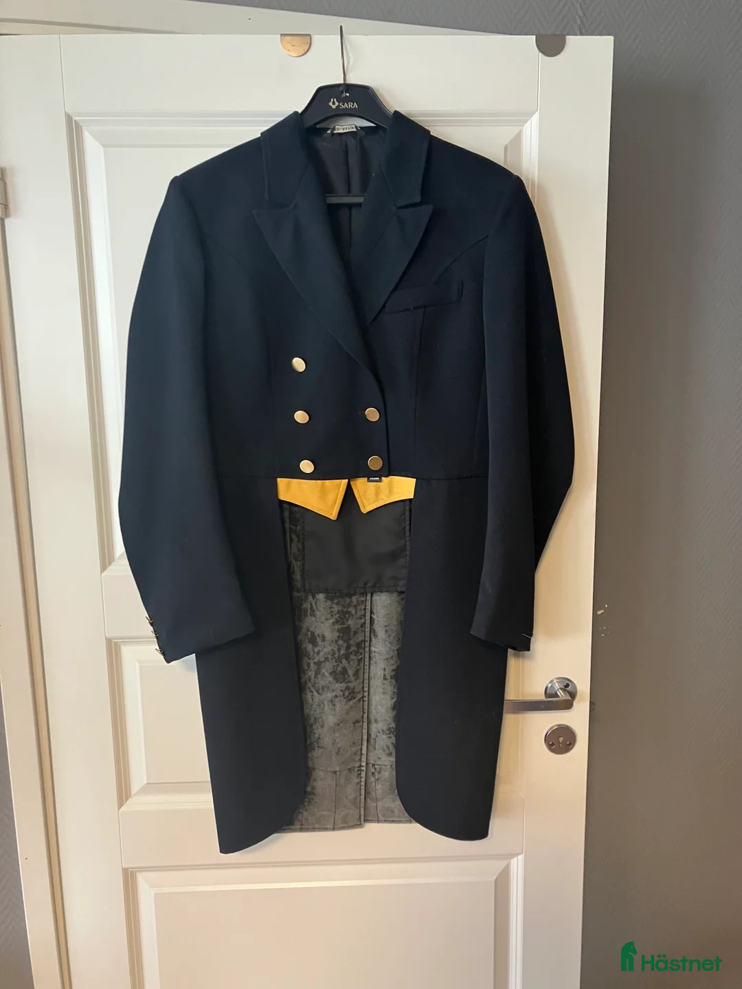 Jackor & Kavajer ryttarutrustning till salu: Fin mörkblå Dressyrfrack aldrig använd. i Kågeröd - Annons 1