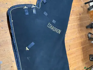 Täcken hästutrustning Eskadron fleecetäcke med hals och teddy foder i Adelsö - Annons 10