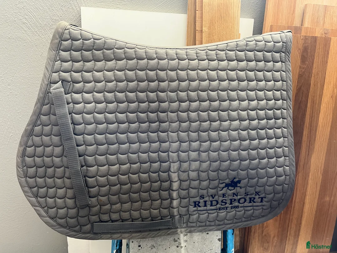 Schabrak & Vojlockar hästutrustning till salu: Eskadron schabrak med logga  i Saltsjö-Boo - Annons 1