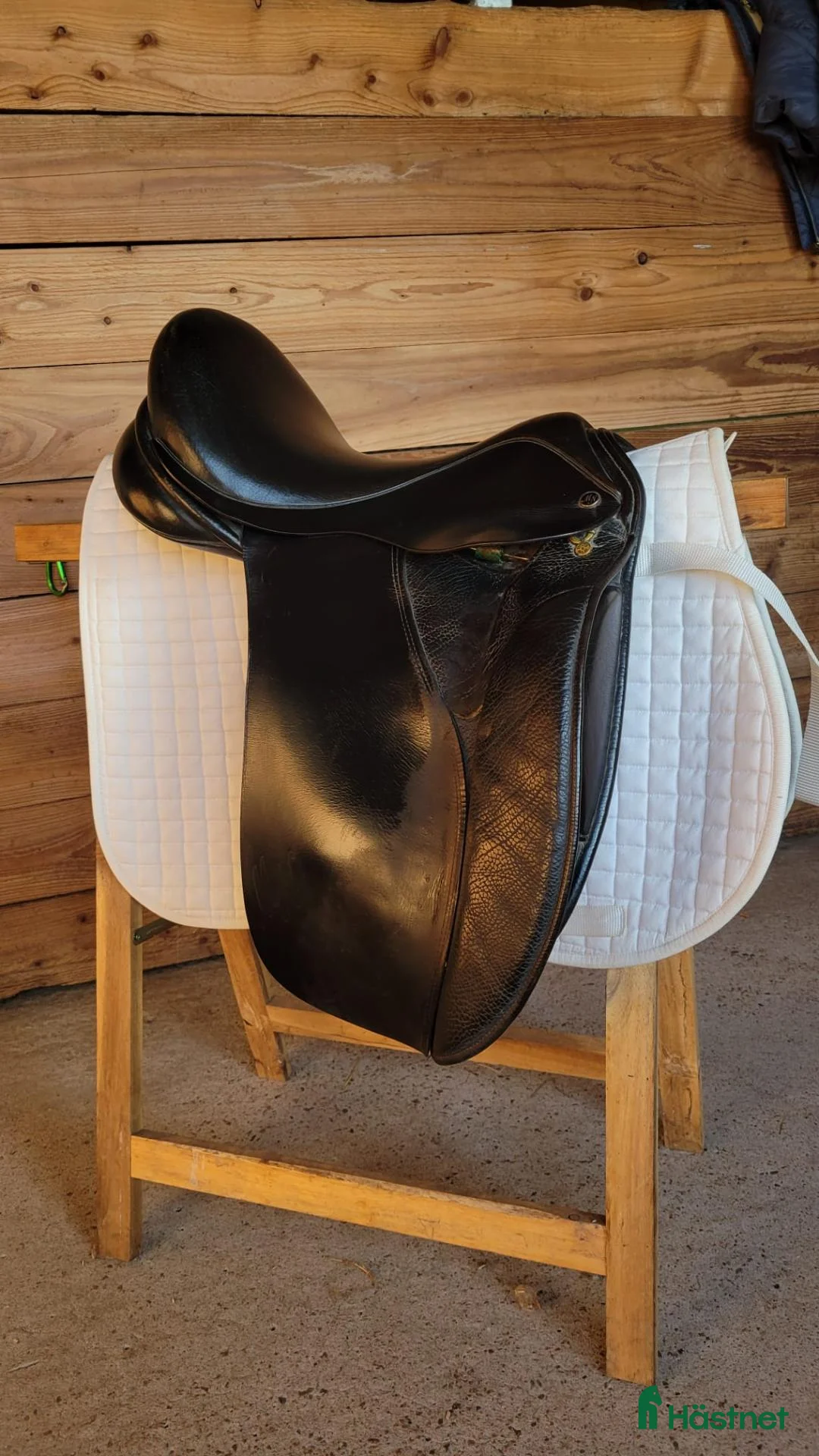 Sadlar hästutrustning till salu: Morris & Nolan dressyrsadel 16,5" bom 30 – Svart - Annons 1