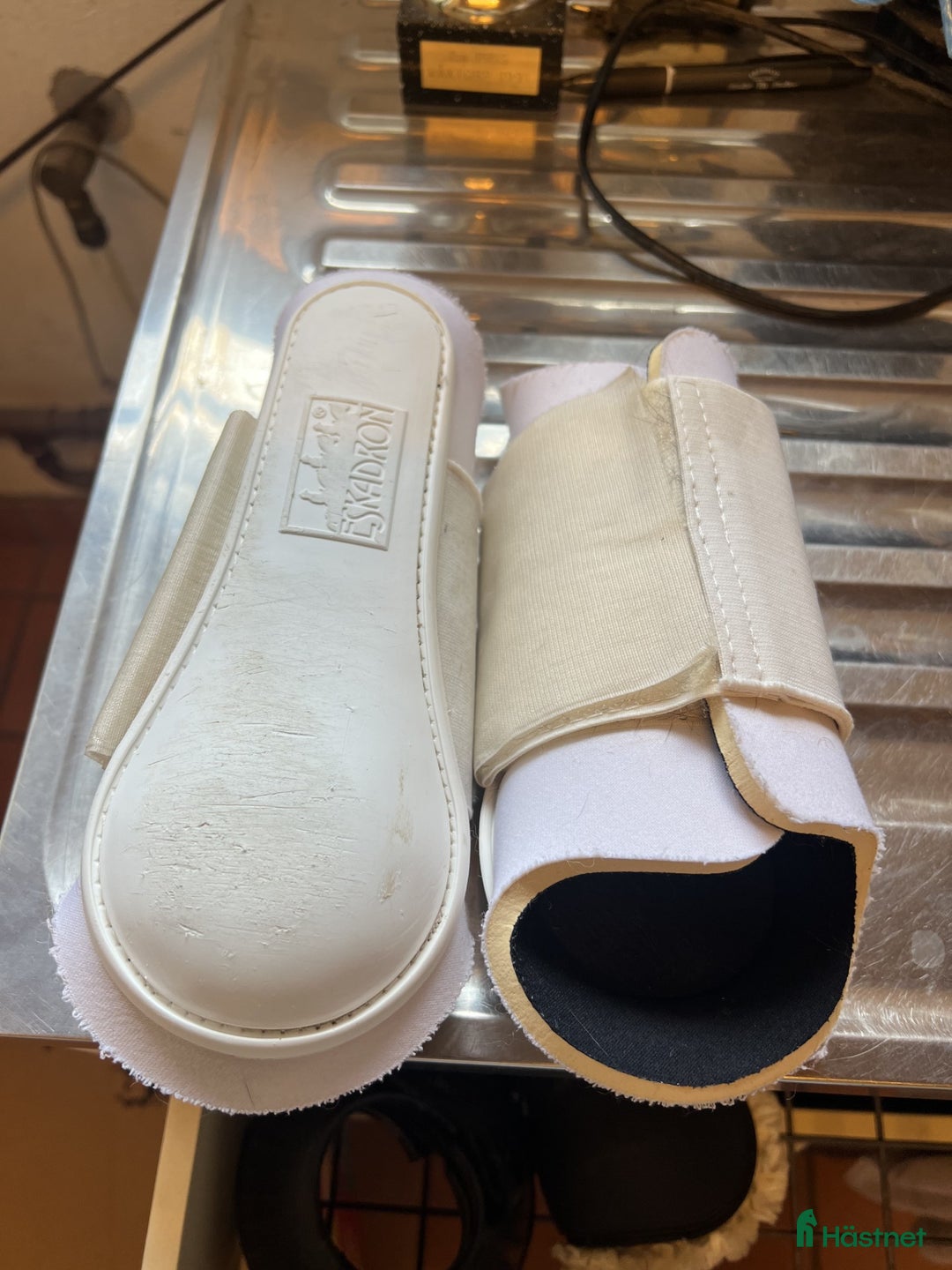 Benskydd hästutrustning till salu: Eskadron framskydd i Jonstorp - Annons 1