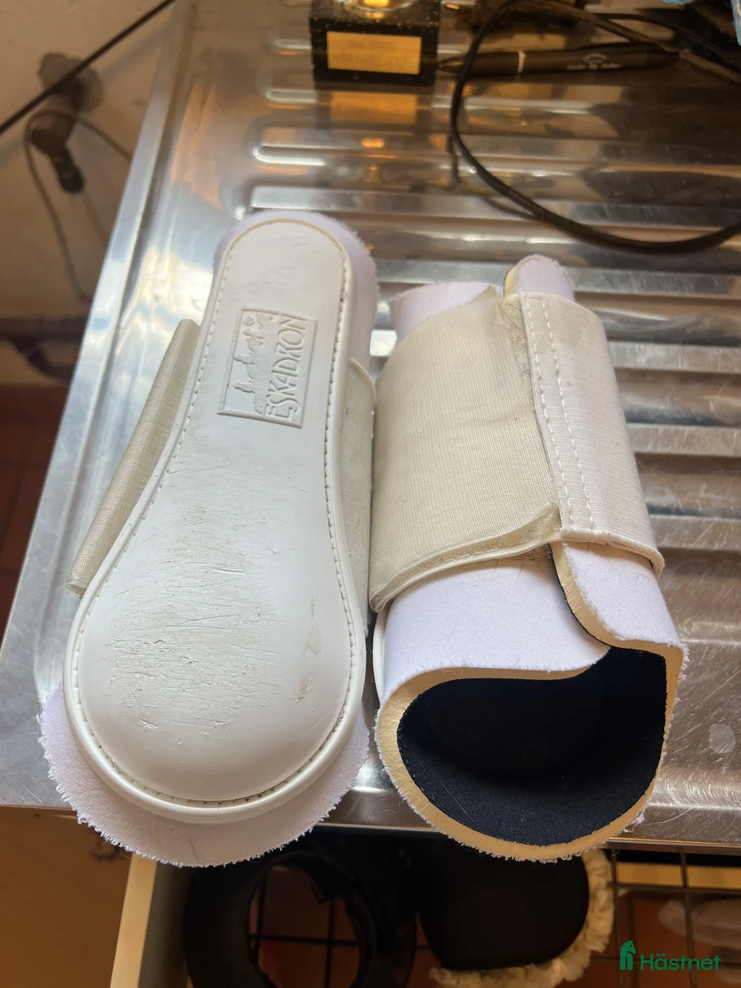 Benskydd hästutrustning till salu: Eskadron framskydd i Jonstorp - Annons 1