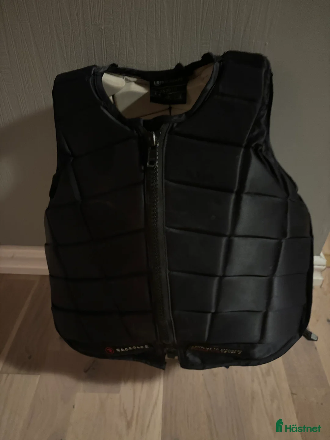 Säkerhetsvästar ryttarutrustning till salu: Racesafe säkerhetsväst i superfint skick i Sjöbo - Annons 1