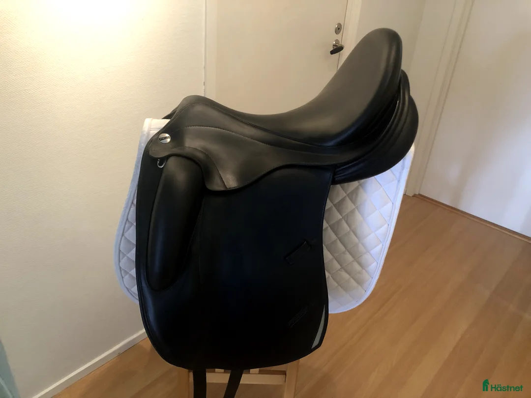 Sadlar hästutrustning till salu: Erreplus Freestyle dressyrsadel 17-31 i Landvetter - Annons 2