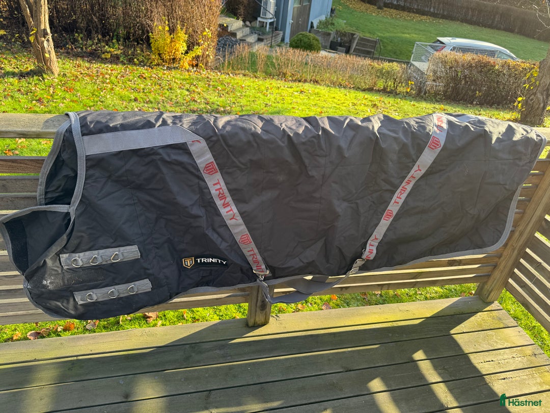 Täcken hästutrustning till salu: Utetäcke Trinity 150g i Finspång - Annons 2