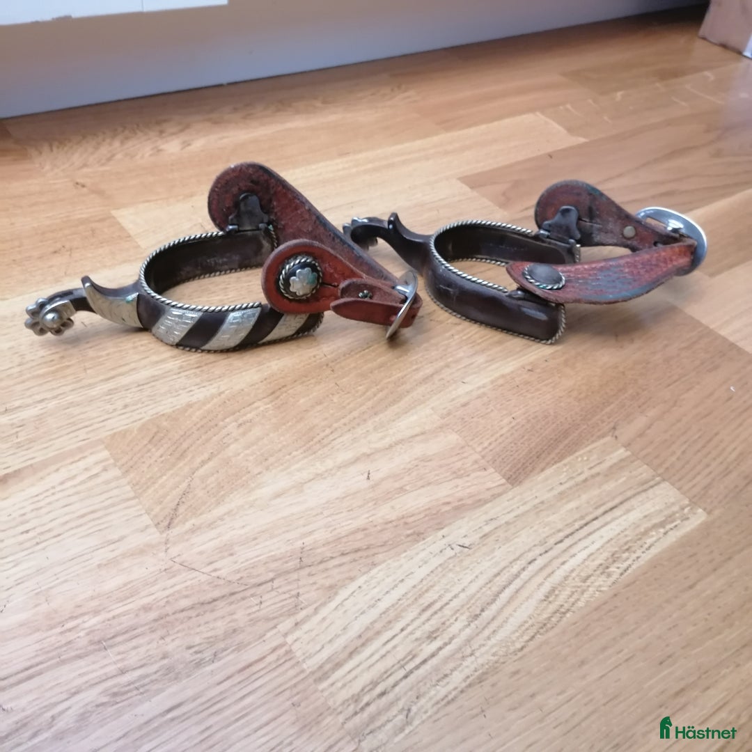 Övrig Ryttarutrustning ryttarutrustning till salu: Westernsporrar med remmar i Västra Frölunda - Annons 2