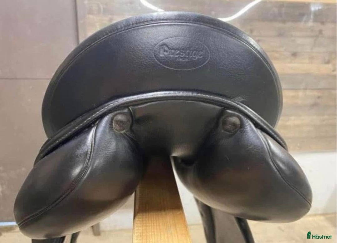 Sadlar hästutrustning till salu: DRESSYRSADEL MODENA D PRESTIGE i Gävle - Annons 3