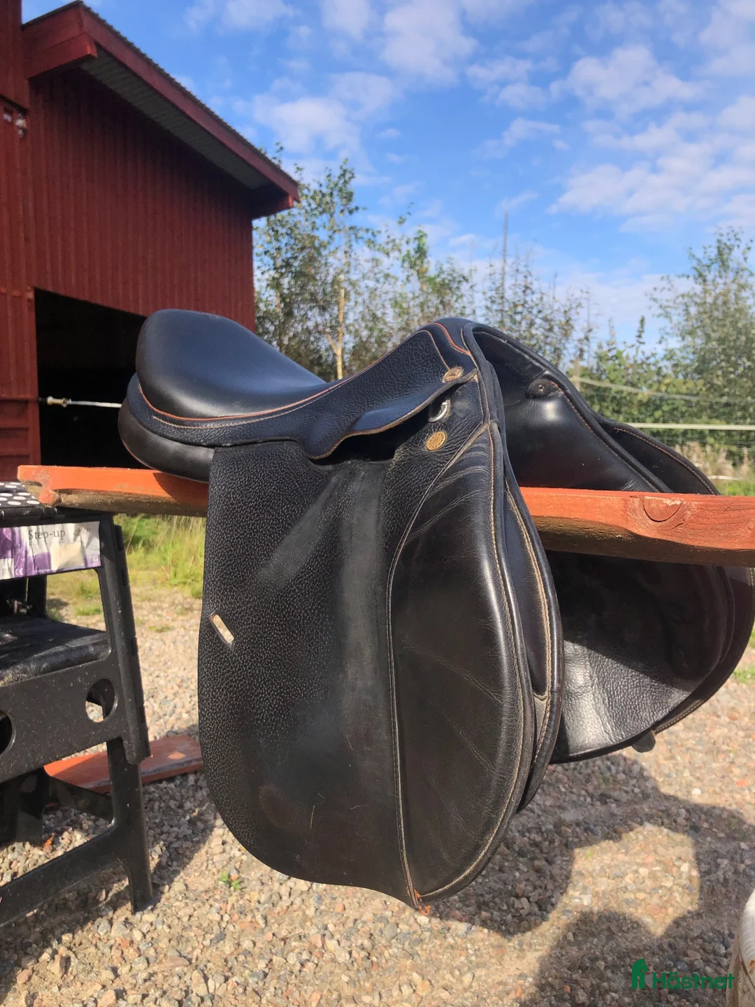 Sadlar hästutrustning till salu: Äldre skön hoppsadel - Annons 5