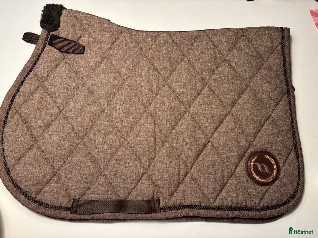 Schabrak & Vojlockar hästutrustning till salu: Back on Track hoppschabrak  i Lidingö - Annons 1