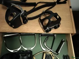 Stigbyglar hästutrustning till salu: Stigbyglar och stigläder i Luleå - Annons 2