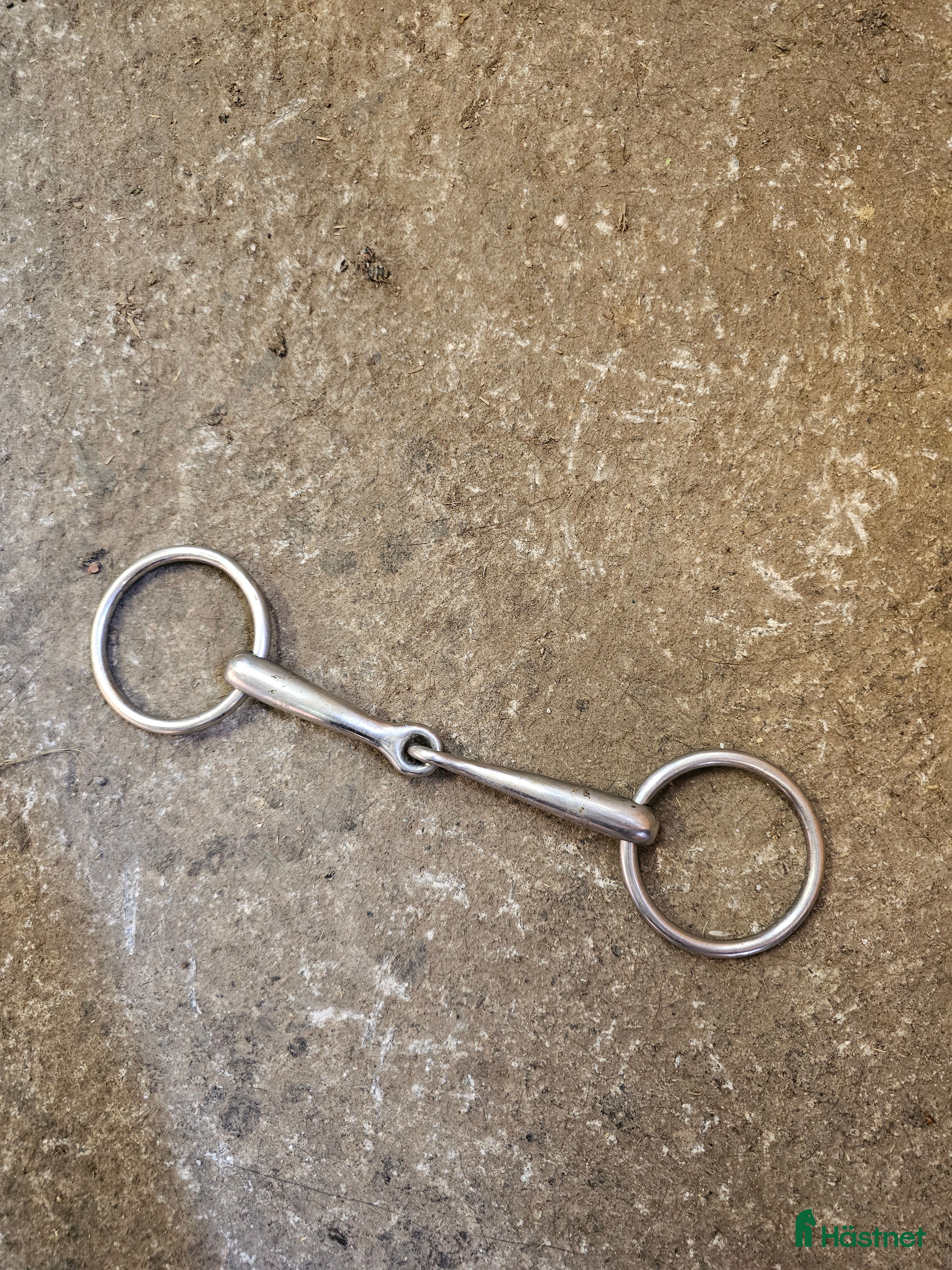 Bett hästutrustning till salu: Två delat bett lösa ringar  i Vetlanda - Annons 4