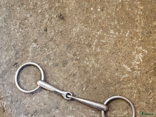 Bett hästutrustning till salu: Två delat bett lösa ringar i Vetlanda - Annons 4