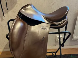 Sadlar hästutrustning Tekna dressyrsadel 17” i Brunflo - Annons 4