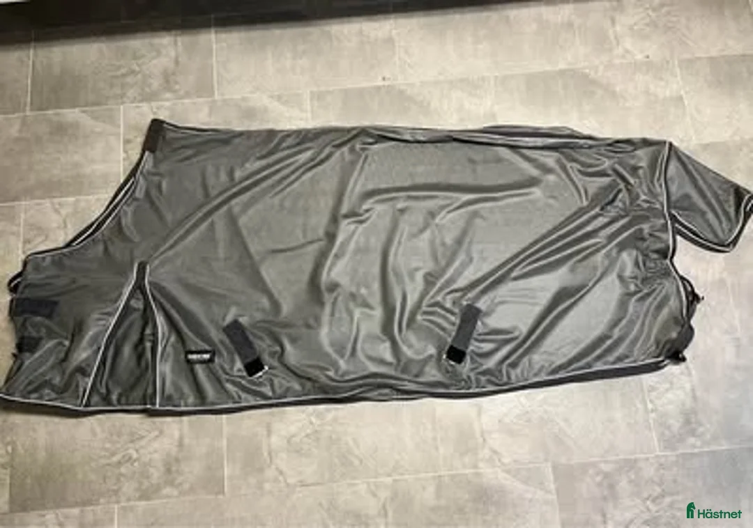 Täcken hästutrustning till salu: Flugtäcken och flughuvor i Eskilstuna - Annons 3