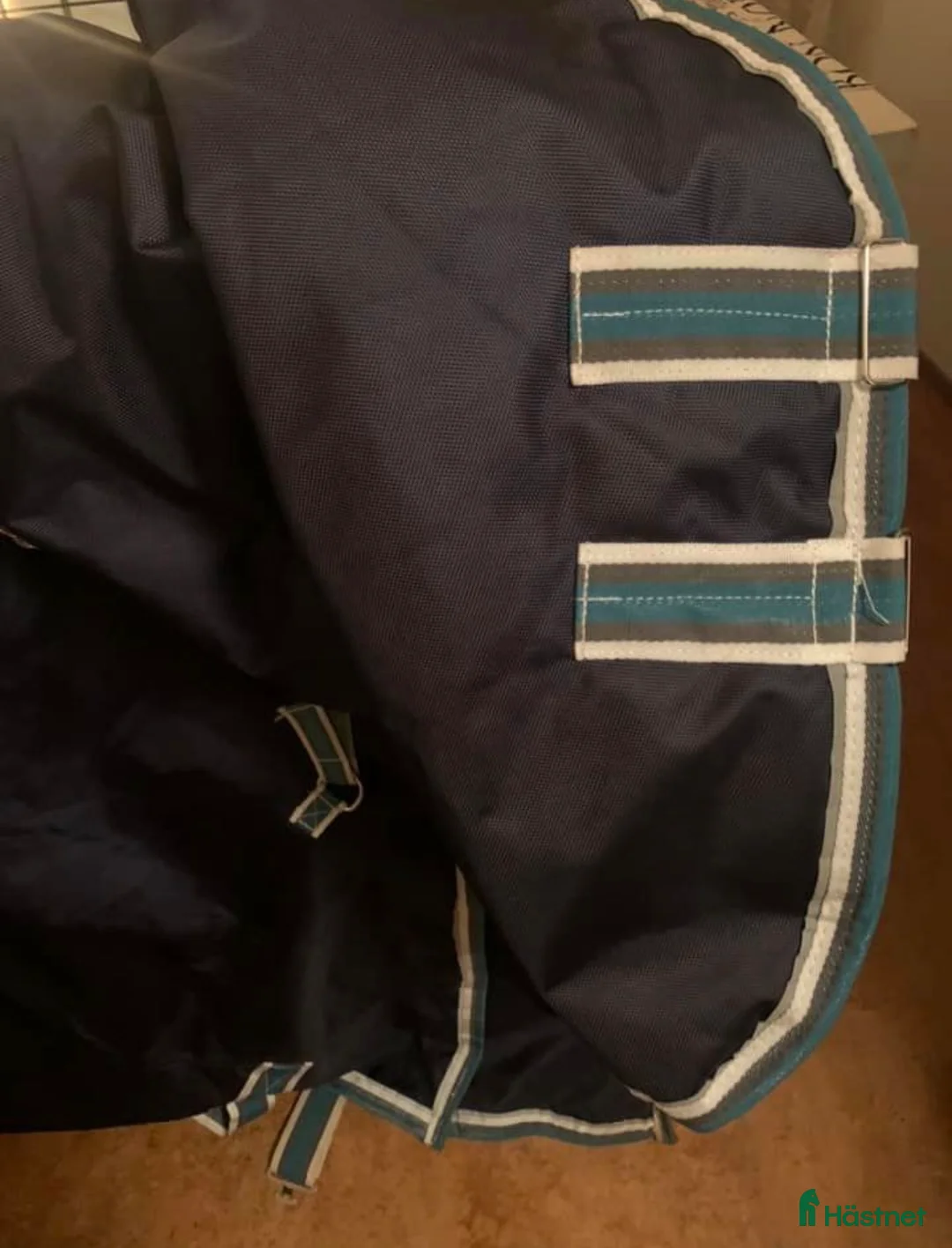 Täcken hästutrustning till salu: Vintertäcke med löstagbar hals i Stockholm - Annons 4