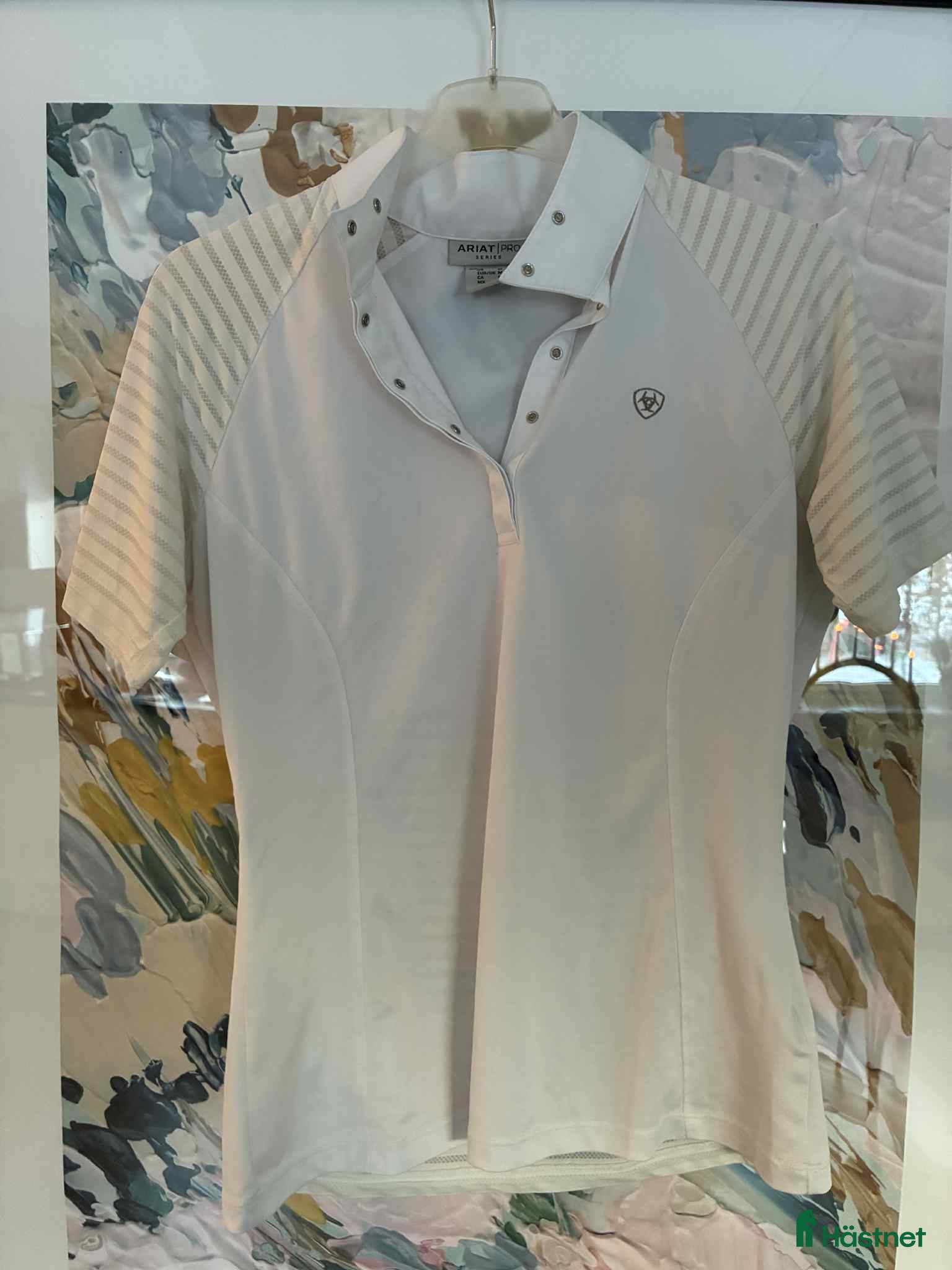 Övrigt Ridkläder ryttarutrustning till salu: Vit tävlingstopp från Ariat storlek M i Söderköping - Annons 7