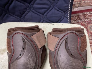 Benskydd hästutrustning till salu: Säljer dessa bakskydd från Equipert i Norrtälje - Annons 4