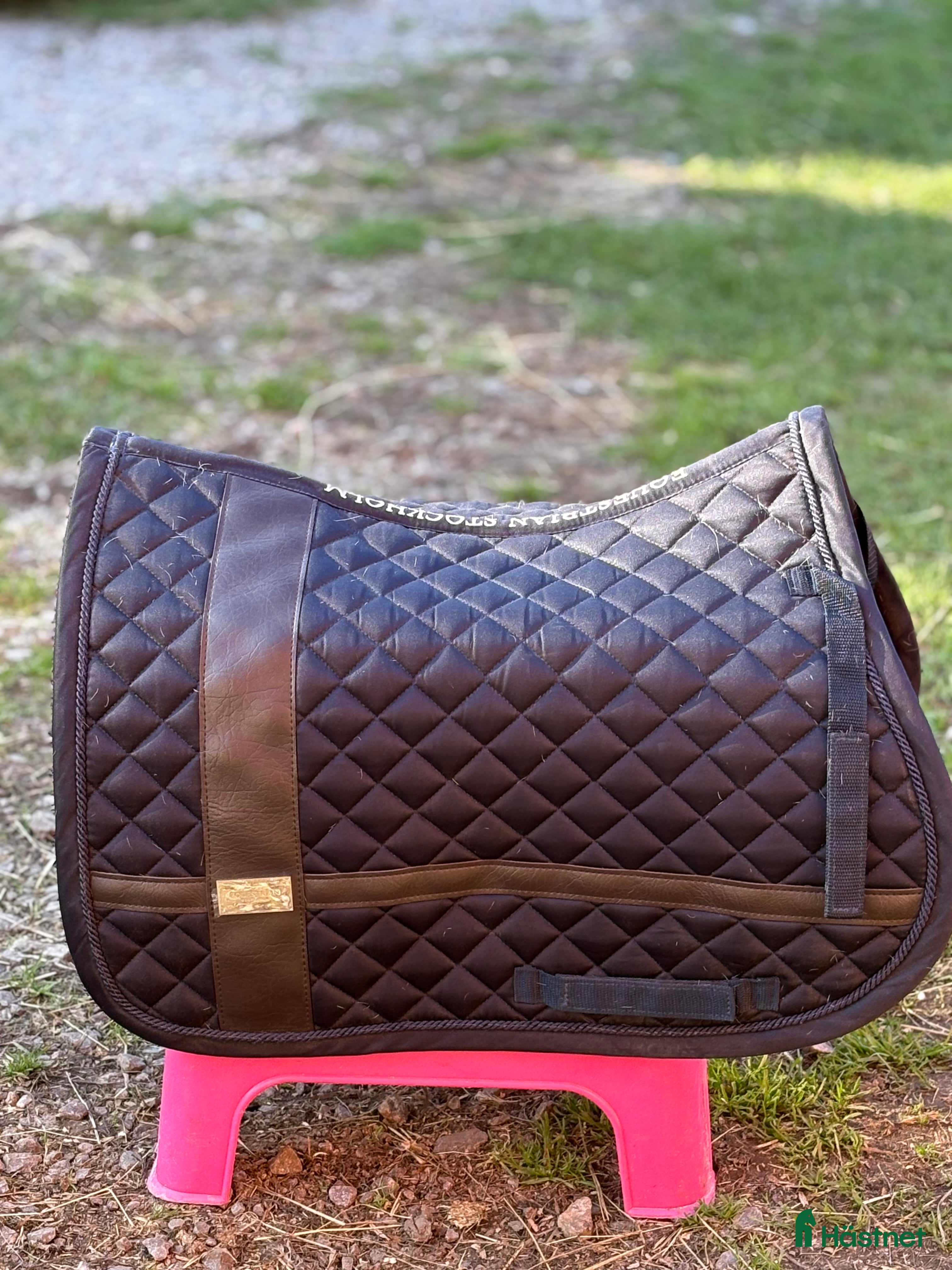 Schabrak & Vojlockar hästutrustning till salu: Super fint Equestrian Stockholm schabrak! i Västervik - Annons 3