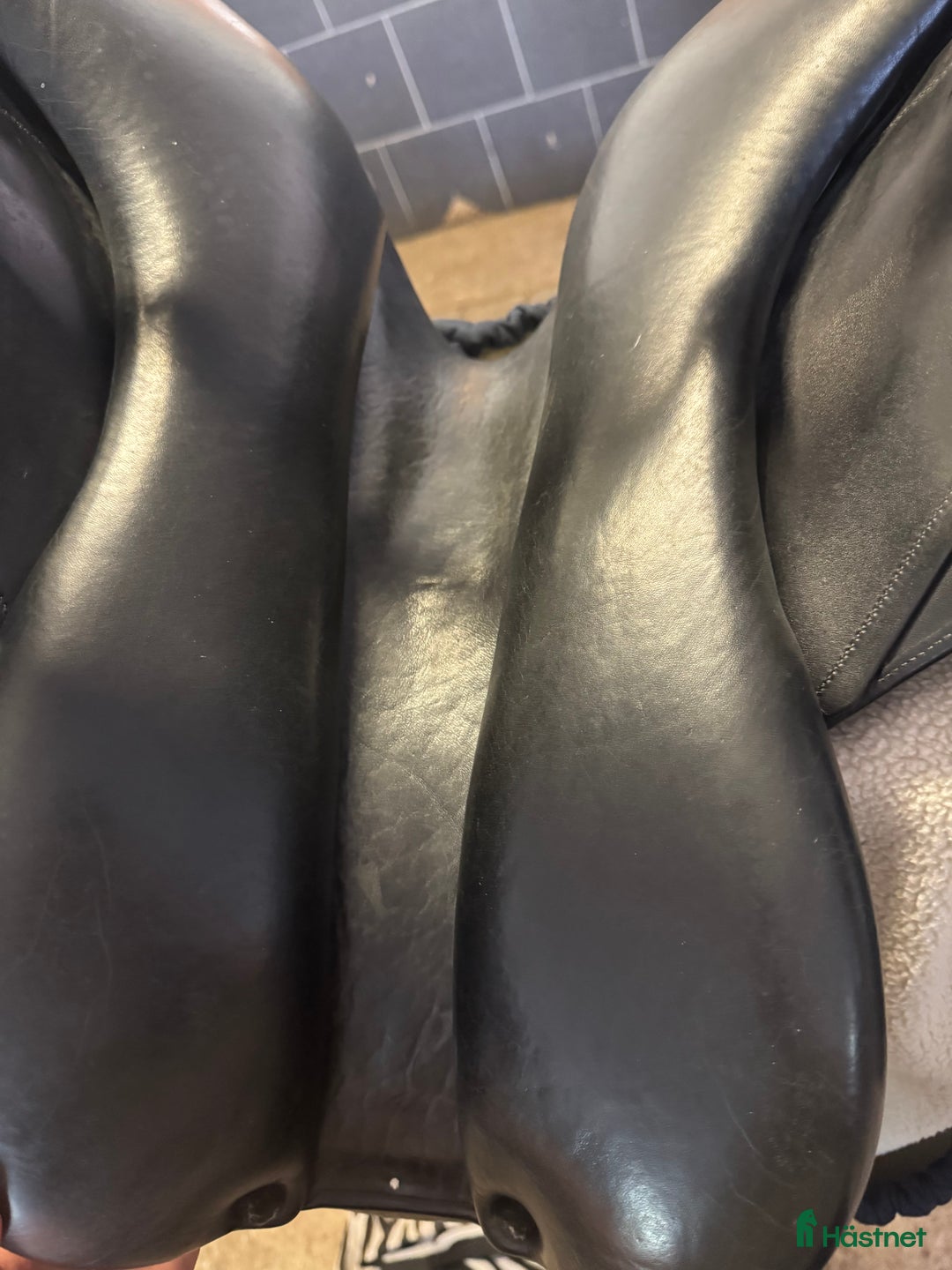 Sadlar hästutrustning till salu: Super härlig dressyrsadel till bra pris!! i Hörby - Annons 5