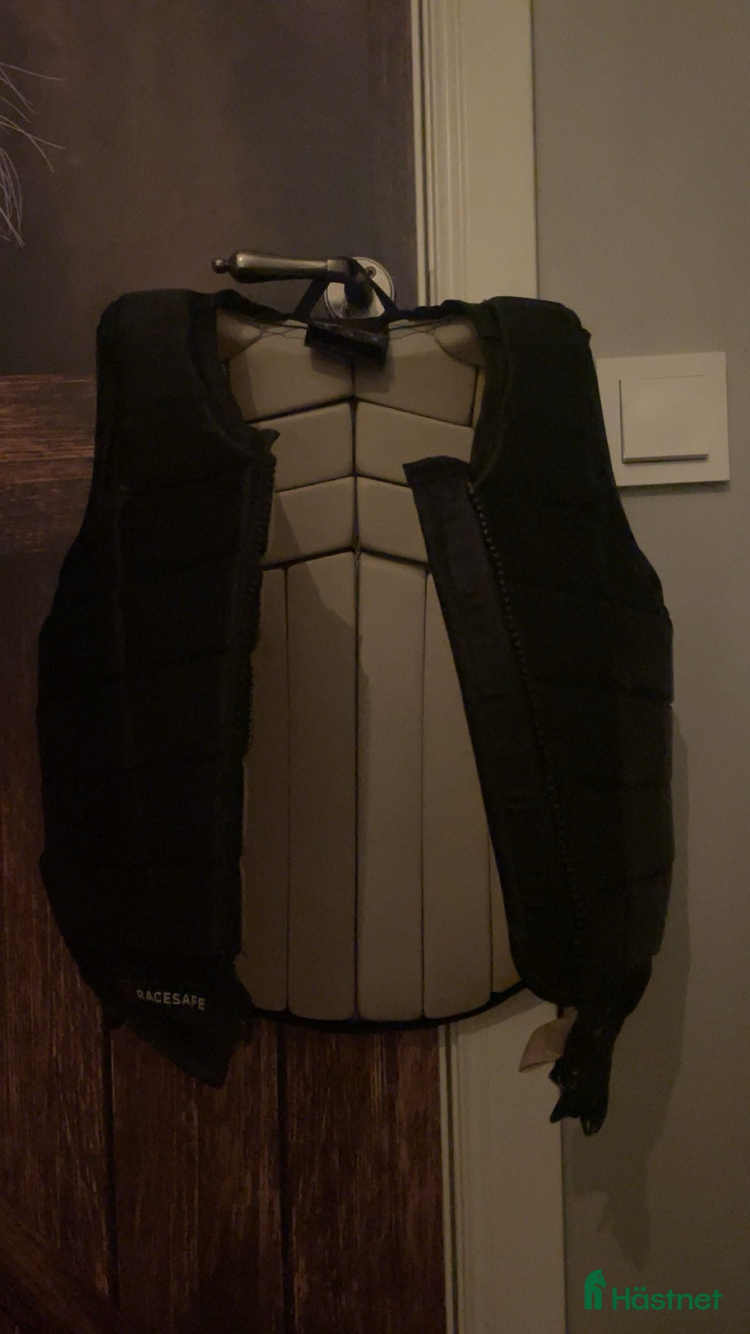 Säkerhetsvästar ryttarutrustning till salu: Race safe säkerhetsväst  i Jönköping - Annons 2