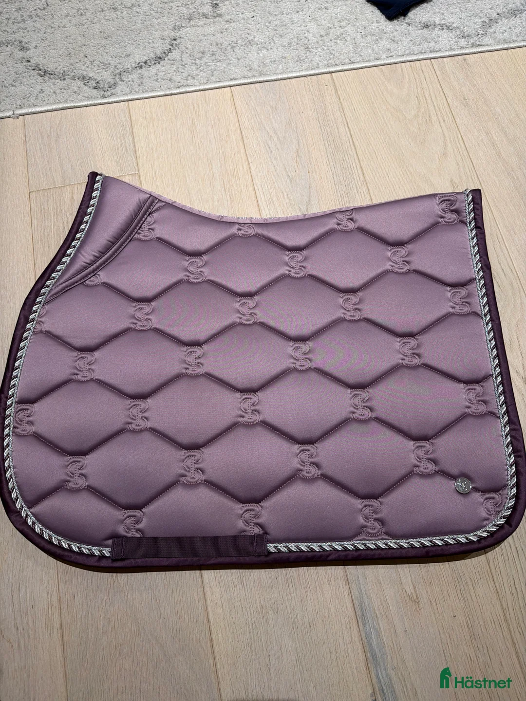 Schabrak & Vojlockar hästutrustning till salu: Lila hoppschabrak PS of Sweden i Skattkärr - Annons 1