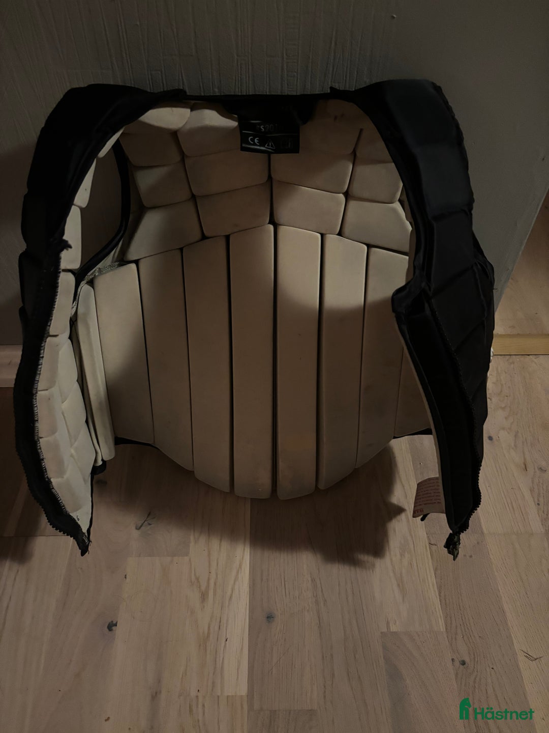 Säkerhetsvästar ryttarutrustning till salu: Racesafe säkerhetsväst i superfint skick i Sjöbo - Annons 3