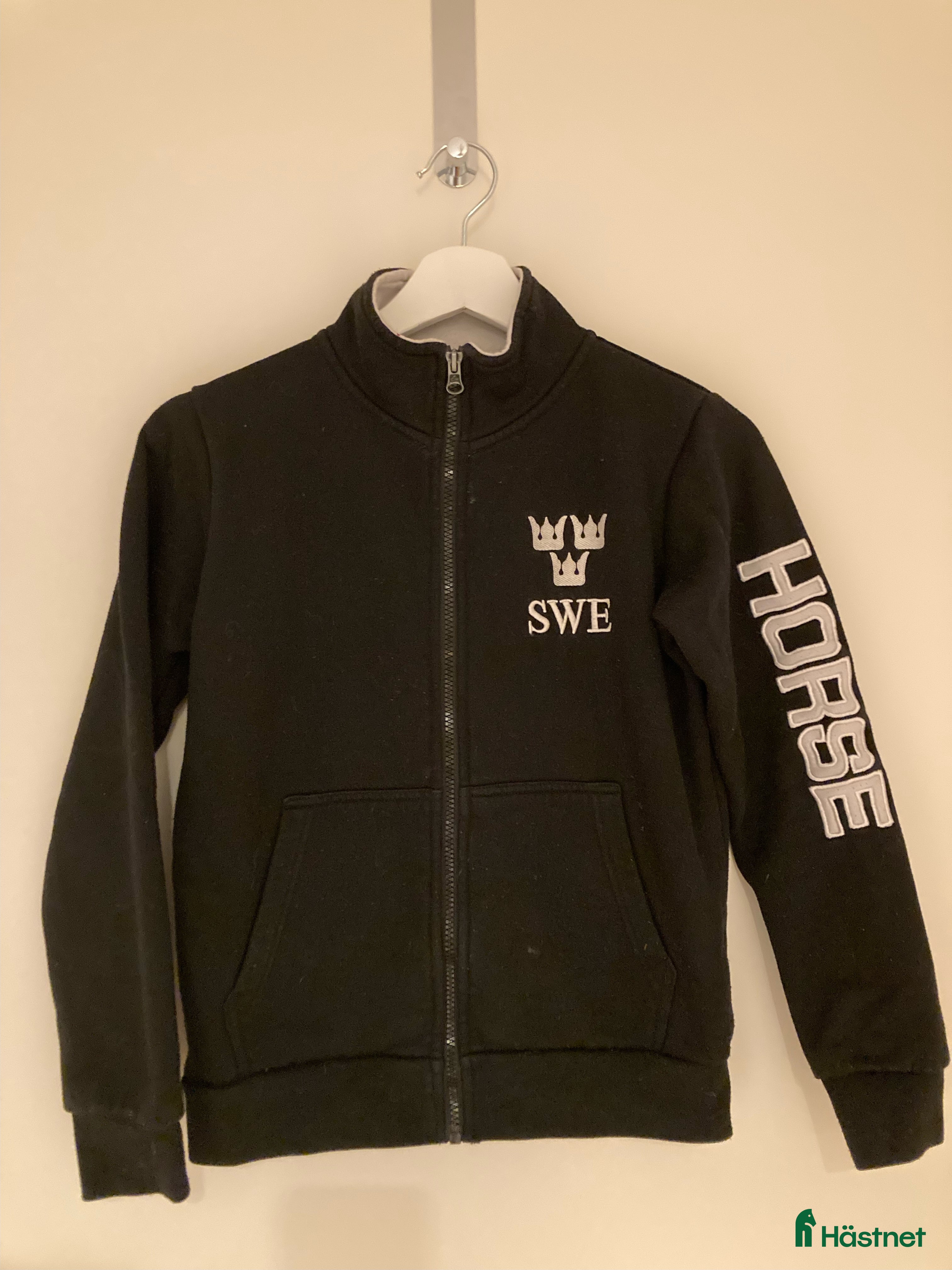 Övrigt Ridkläder ryttarutrustning till salu: Tröja med tryck på armen i Kungälv - Annons 1