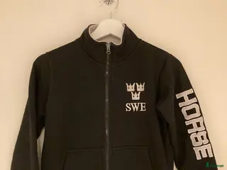 Övrigt Ridkläder ryttarutrustning till salu: Tröja med tryck på armen i Kungälv - Annons 1