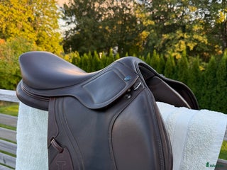 Sadlar hästutrustning till salu: Ikonic Evolution hoppsadel i Täby - Annons 2