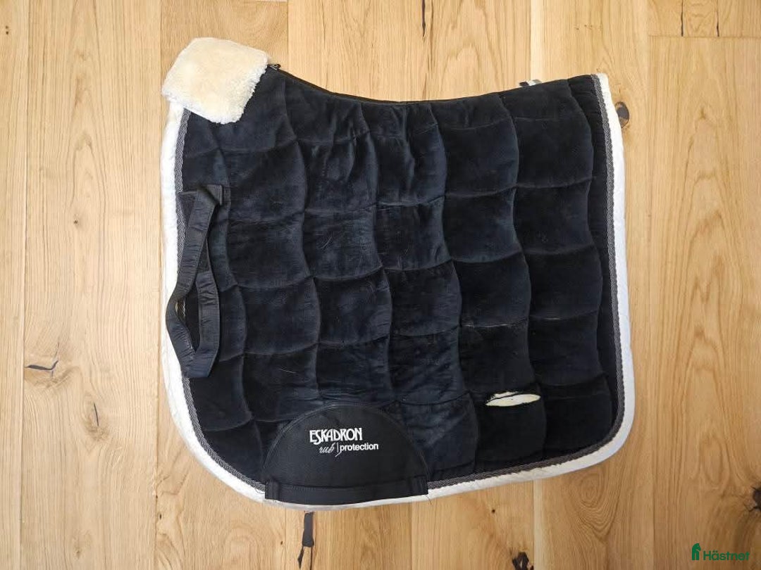 Schabrak & Vojlockar hästutrustning till salu: Utrensning märkesschabrak i Bandhagen - Annons 3