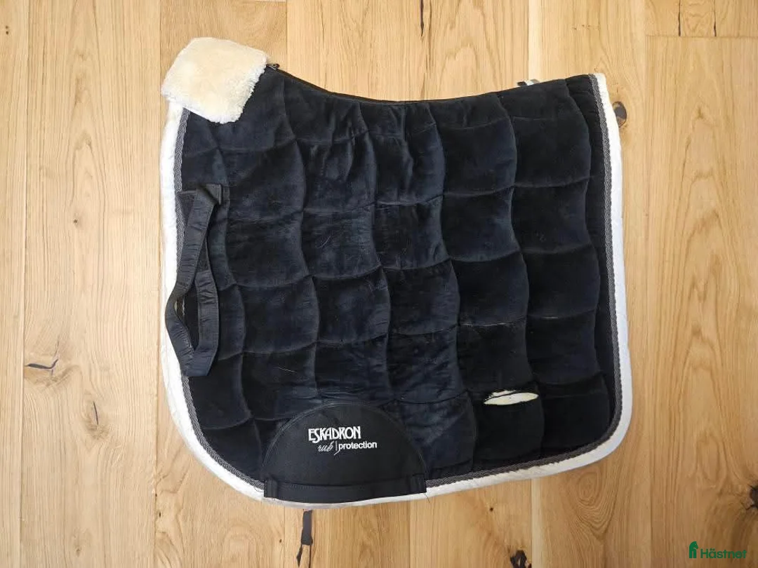 Schabrak & Vojlockar hästutrustning till salu: Utrensning märkesschabrak i Bandhagen - Annons 3