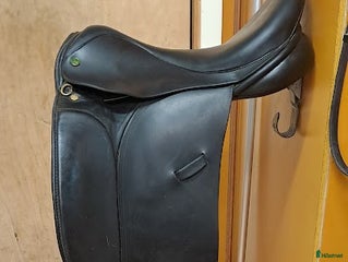Sadlar hästutrustning till salu: Fin dressyrsadel i Västerhaninge - Annons 3