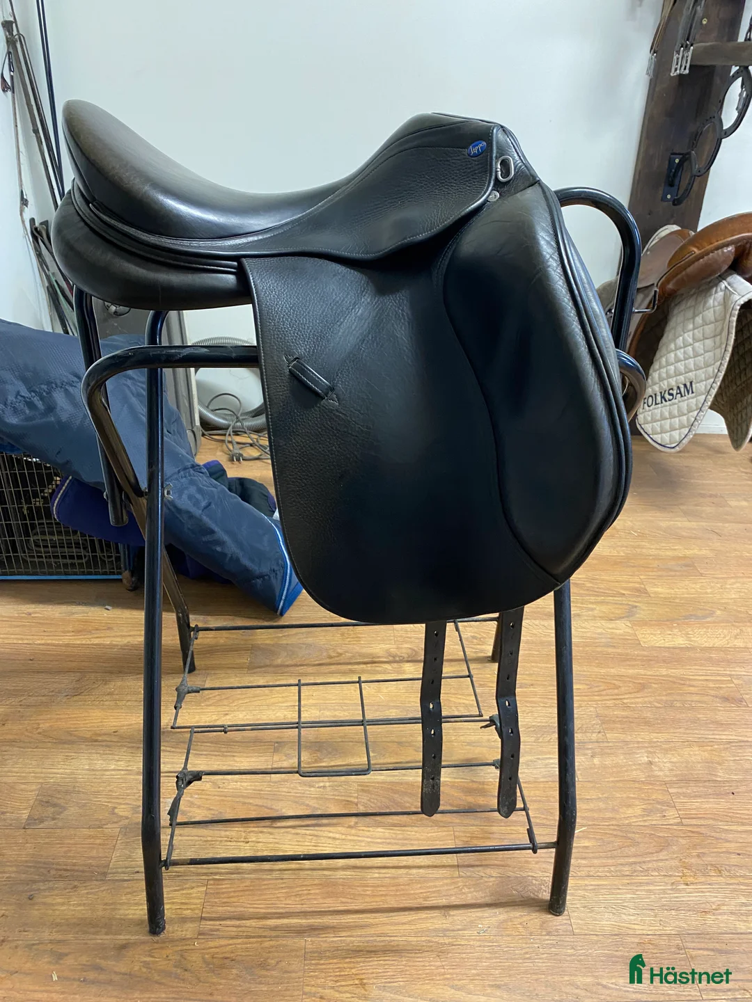 Sadlar hästutrustning till salu: Svart dressyr lippo sadel - Annons 2