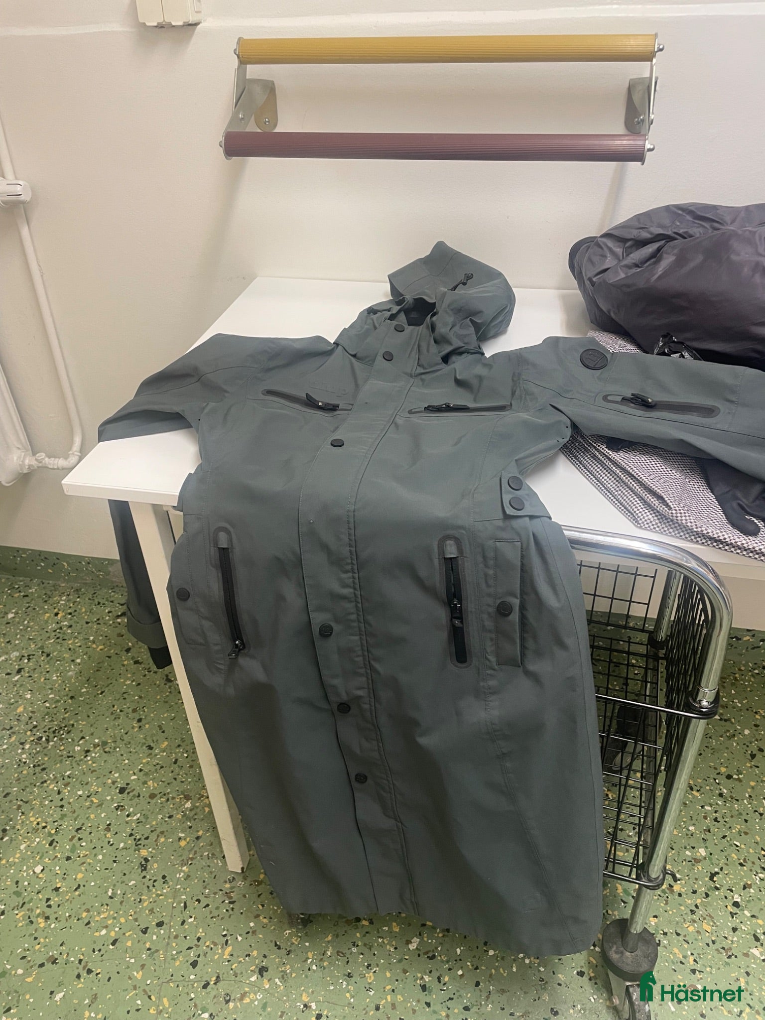 Jackor & Kavajer ryttarutrustning till salu: Mörkgrön trenchcoat från uhip - Annons 2
