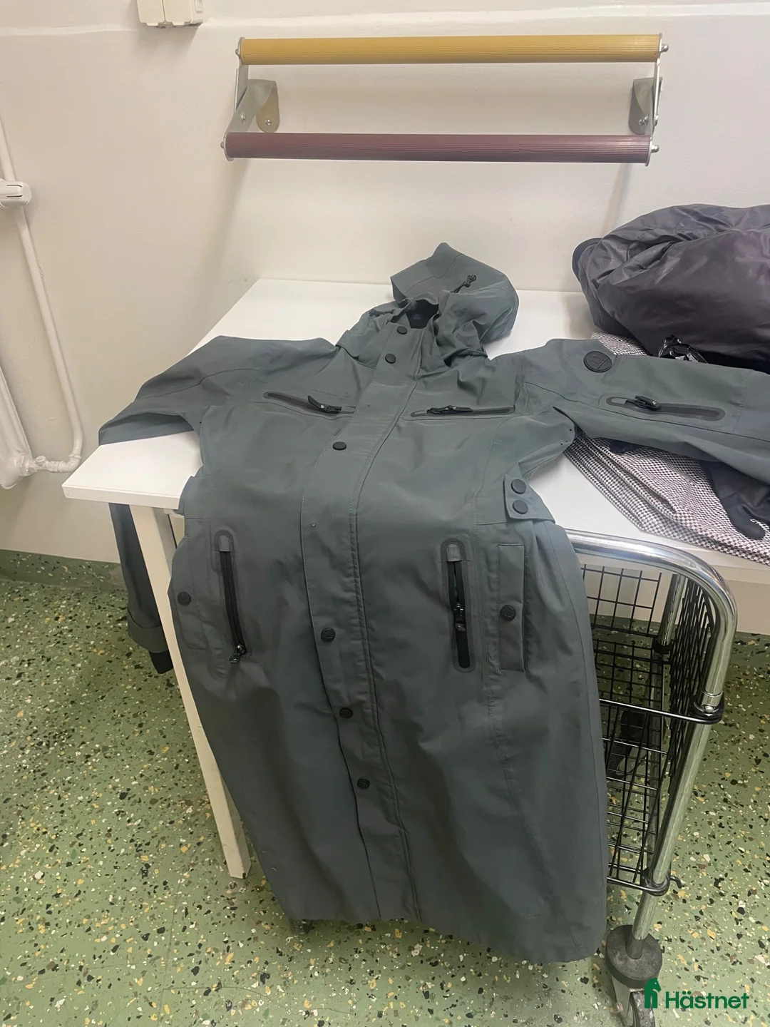 Jackor & Kavajer ryttarutrustning till salu: Mörkgrön trenchcoat från uhip - Annons 1