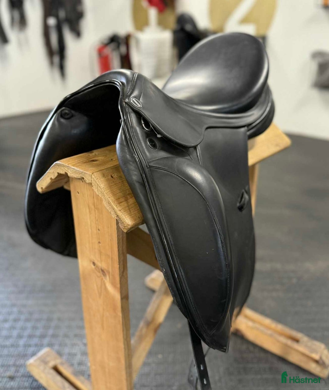 Sadlar hästutrustning till salu: REA 35% ErrePlus MO Dressyr 17”2  i Knivsta - Annons 3