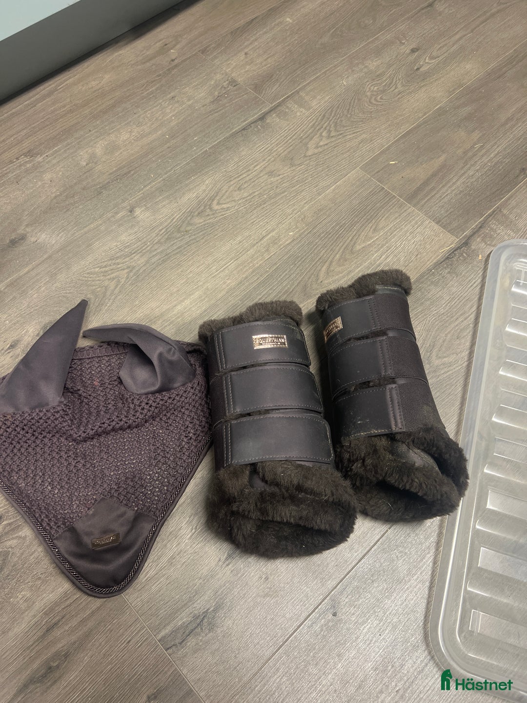 Benskydd hästutrustning till salu: Fint sett! i Henån - Annons 1