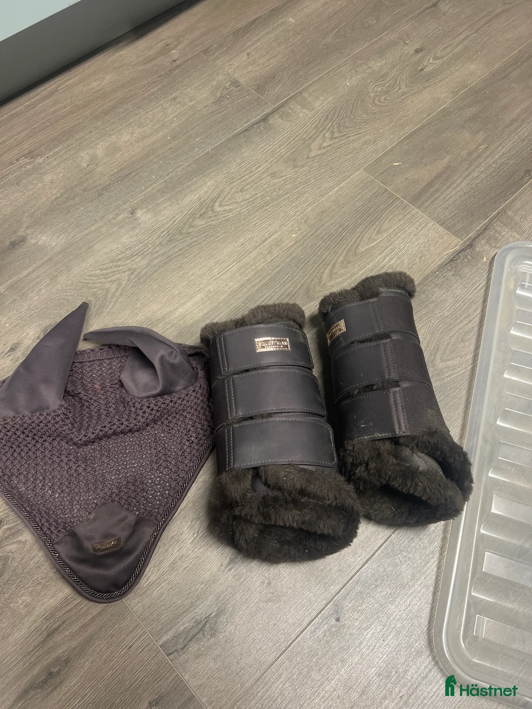 Benskydd hästutrustning till salu: Fint sett! i Henån - Annons 1